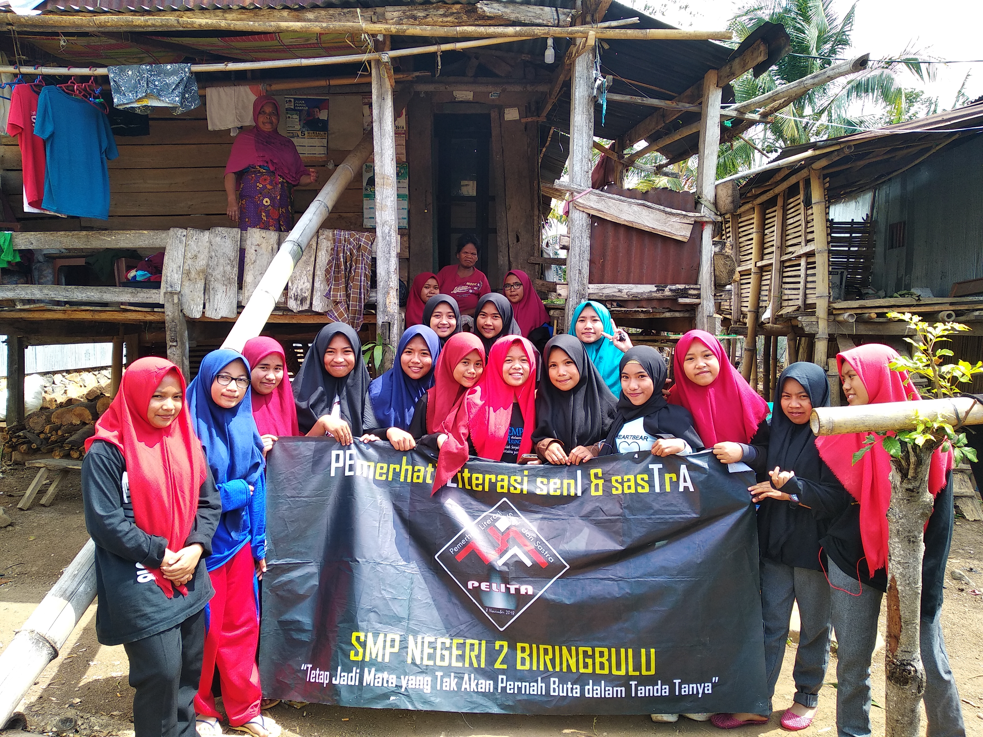 Pemberian Sumbangan Di Acara Puncak MILAD 1 PELITA